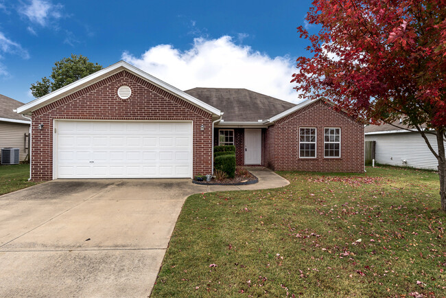 Building Photo - Brick Home Minutes Away From Walton!