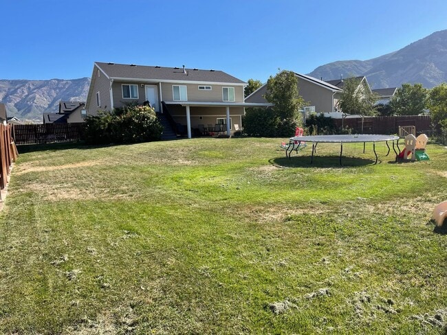 Building Photo - Spacious 5-Bedroom Haven with 3 Full Baths...