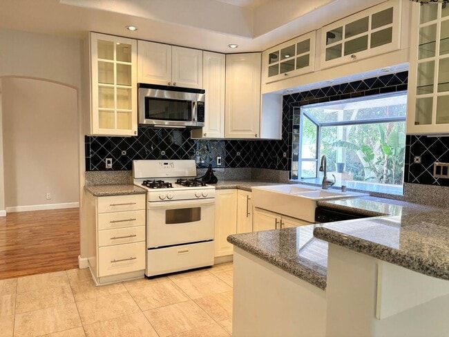 Building Photo - Welcome to this stunning 3-bedroom, 2.5-ba...