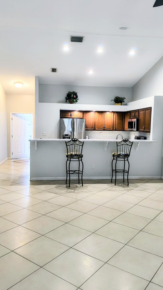 Building Photo - 1170 Staghorn St