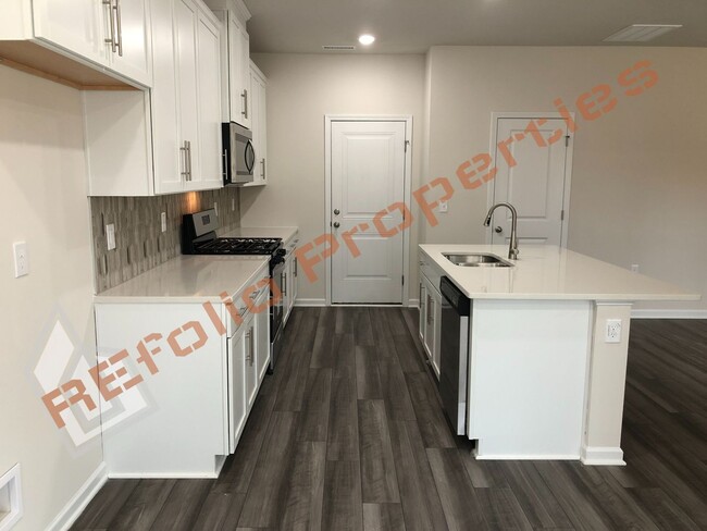 Building Photo - Beautiful 3 Bedroom, 2.5 Bath house w/ 2 C...