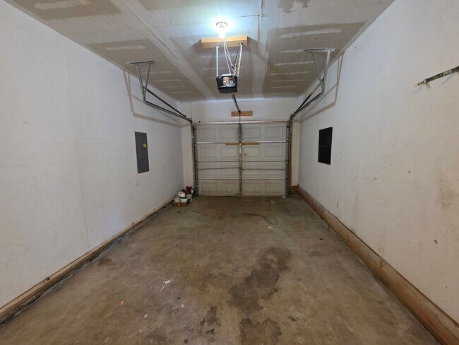 Building Photo - Comfort and Convenience Ranch Home Awaits