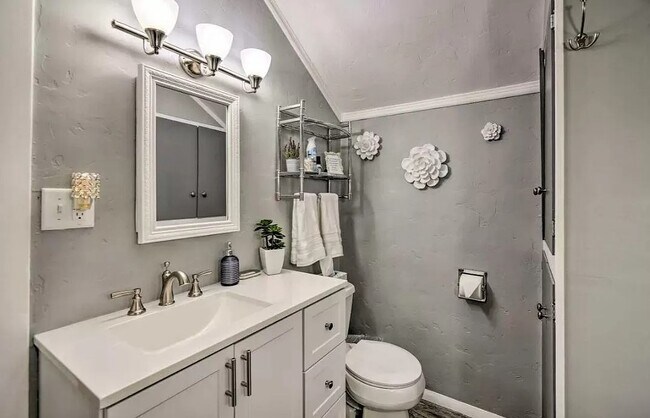 Building Photo - 325 W Spring St