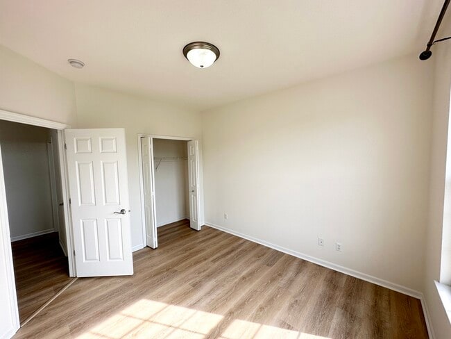 Building Photo - 1308 Charlevoix Way