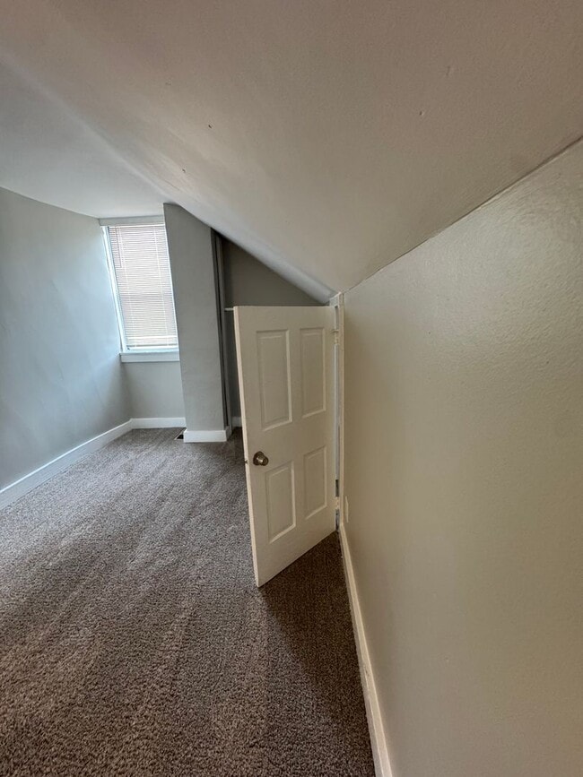 Building Photo - Spacious Four Bedroom House Close to Downt...