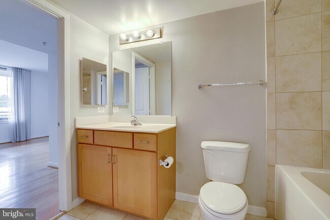 Building Photo - 2220 Fairfax Dr