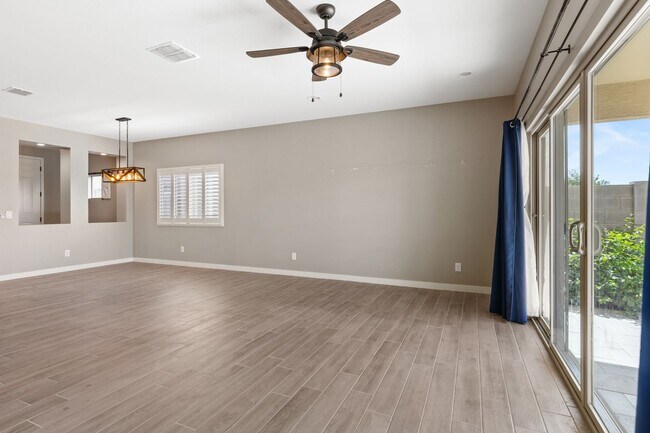 Building Photo - Beautiful 3 bedroom plus den!