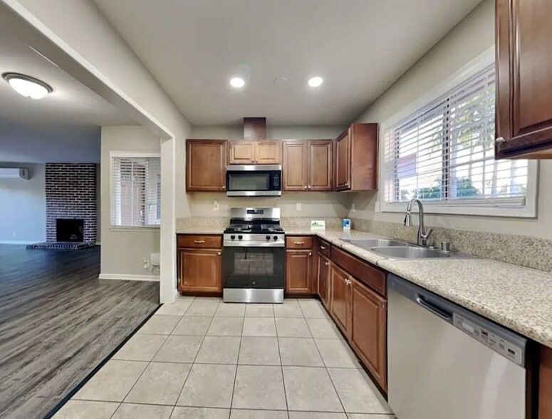 Building Photo - 2137 Little Brook Ln