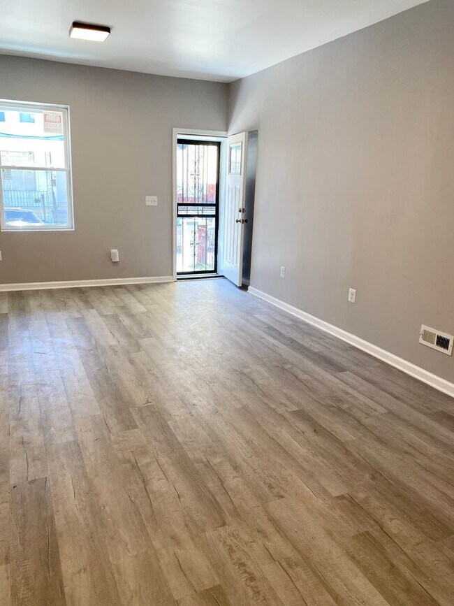 Building Photo - Beautifully Renovated 3-Bedroom Townhouse ...