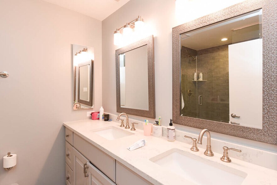 Building Photo - 14 N Sangamon St