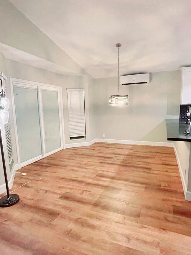 Building Photo - Conveniently Located Single Level Soda Cre...