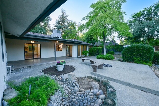 Building Photo - 8418 N Del Mar Ave