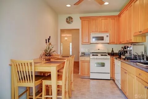 Building Photo - 305 Birch Ct