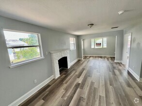 Building Photo - TOTALLY REMODELED Spacious 3BR/1BA Lakelan...