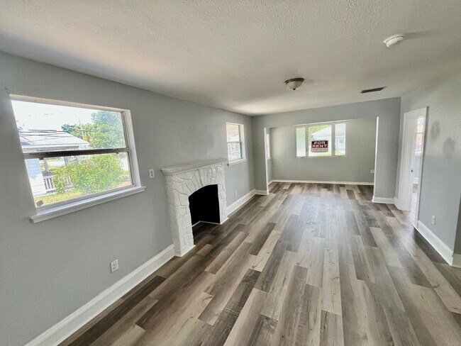 Primary Photo - TOTALLY REMODELED Spacious 3BR/1BA Lakelan...