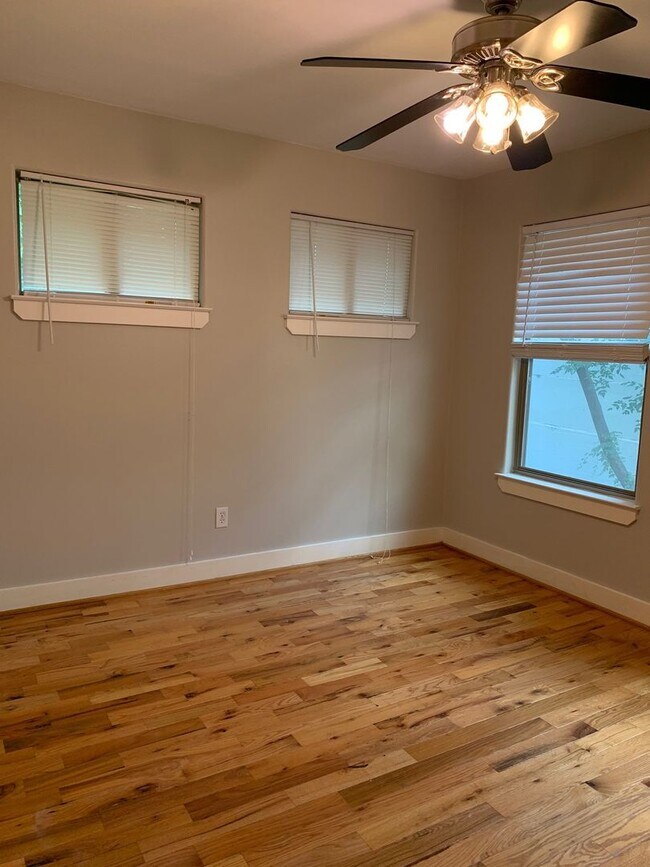 Building Photo - 3207 Hampton Rd