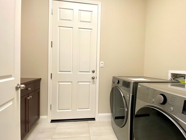 Building Photo - $2,495 Leonard & Ashlan, 3 Bedroom Home - ...