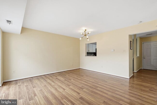 Building Photo - 168 Edinburgh Square