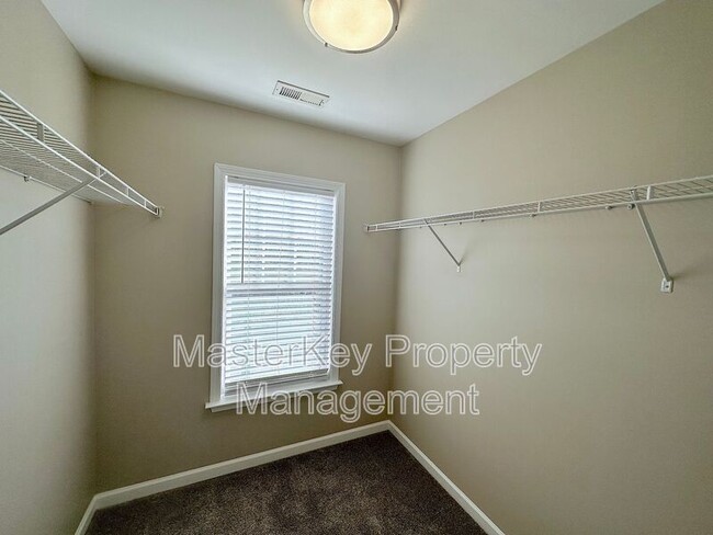 Building Photo - 631 Elm Ave