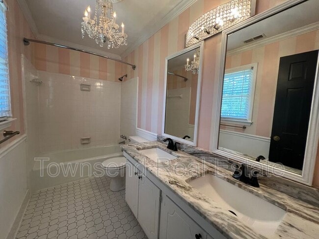 Building Photo - 2814 Mirror Lake Dr