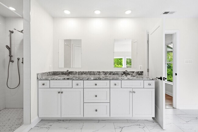 Building Photo - 5116 Shore Dr