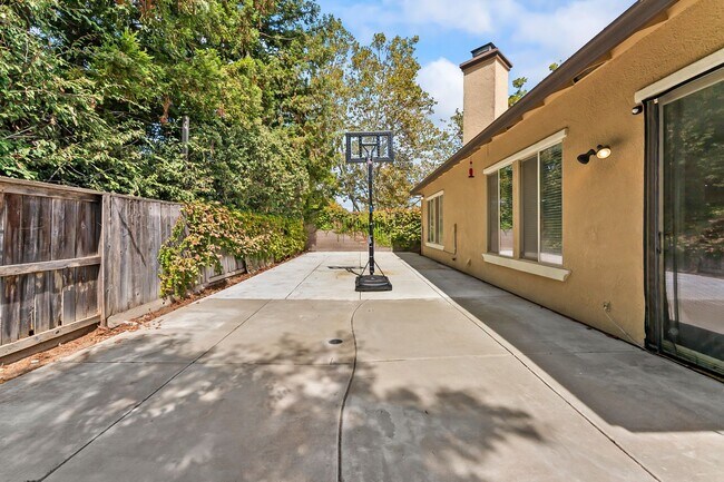 Building Photo - 10000 Shana Way