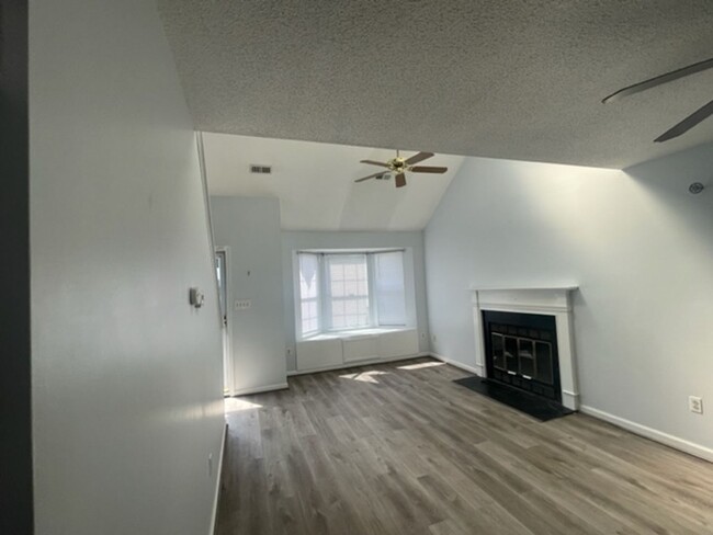 Building Photo - 3 bedroom home centrally located in Newpor...