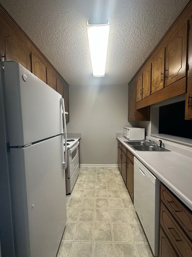 Building Photo - 216 Candlebrook Dr