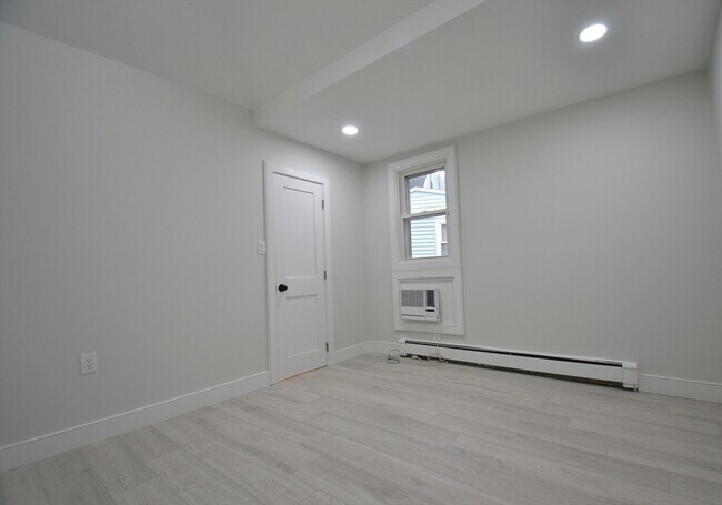 Building Photo - 15 Avalon St