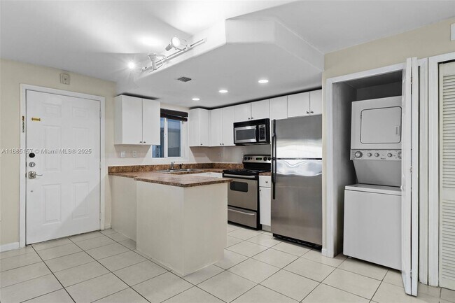 Building Photo - 3101 SW 27th Ave