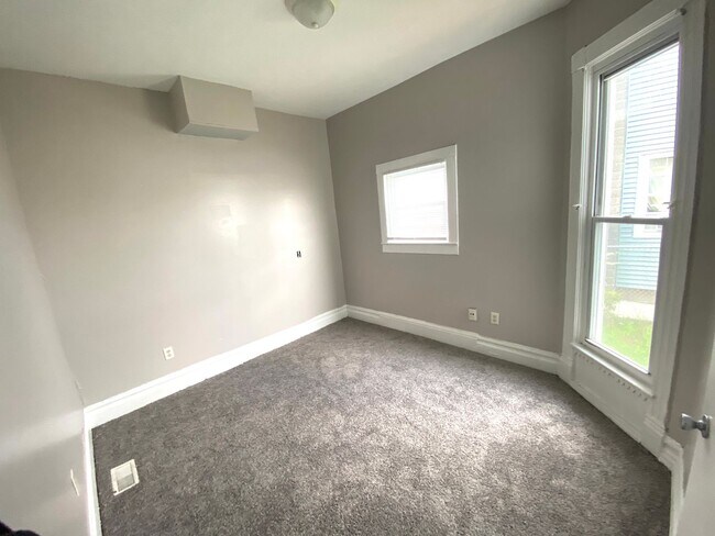 Building Photo - 434 Crawford St SE