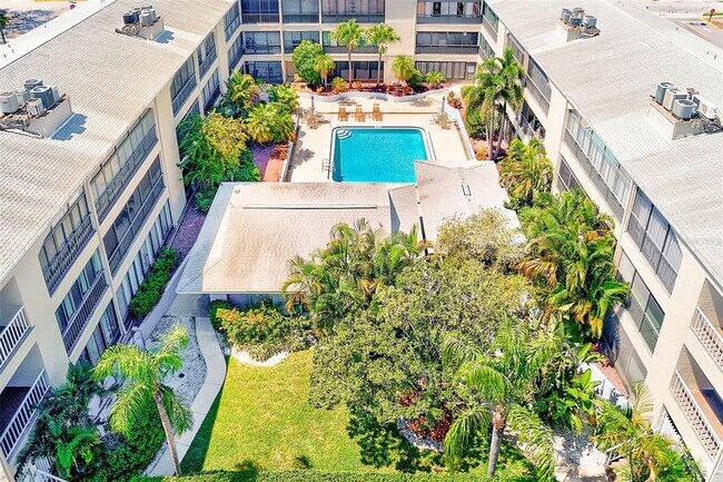 Building Photo - 215 Valencia Blvd
