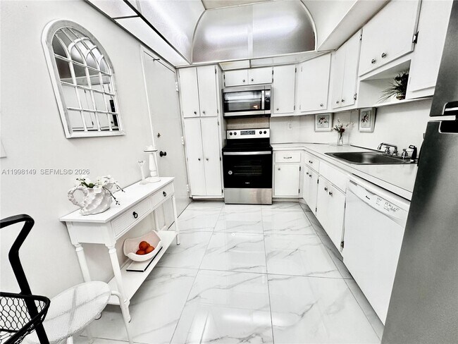 Building Photo - 500 Bayview Dr