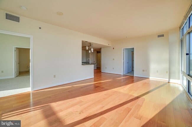 Building Photo - 5750 Bou Ave