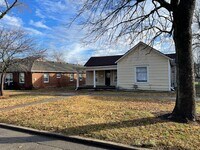 Building Photo - Large 3 Bedroom 1 1/2 Bath House for Rent in Independence KS.