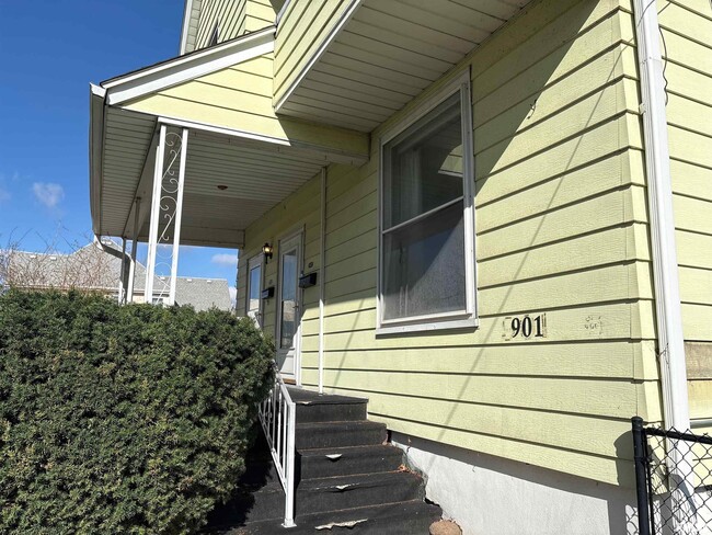 Building Photo - 901 NE Glen Oak Ave