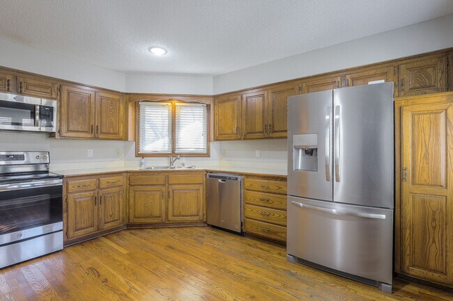 Building Photo - {11409} Updated Duplex in Fantastic Location + Two Car Garage + Main Level Master + Covered Deck