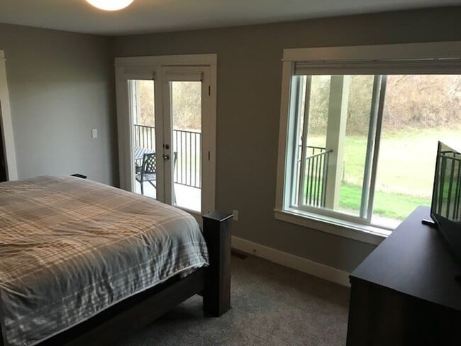 Building Photo - 3 Bedroom, 2 1/2 Bathroom Townhouse -2 weeks free rent with 1-year lease-