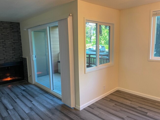 Building Photo - $500 off 1st months rent!!  Bright and Modern Northgate Condo!
