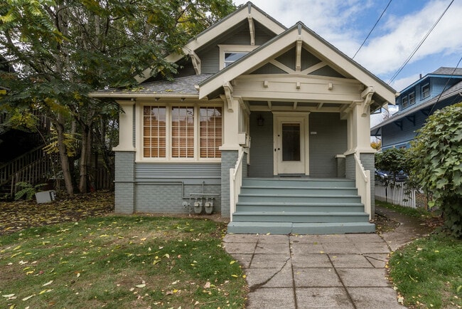 Building Photo - 1613 SE Cesar Estrada Chavez Blvd