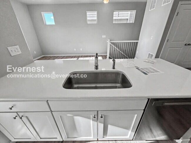 Building Photo - 2 Bed/2 Bath Home with Fenced Yard & Garage / Available Now!