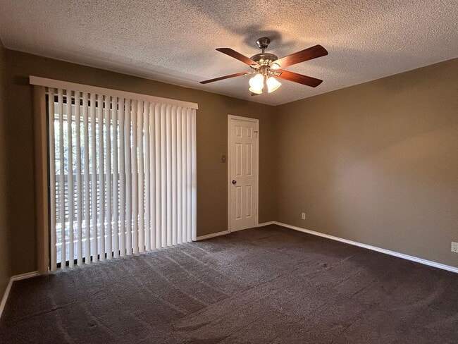 Building Photo - Charming 2BR Condo with Vaulted Ceilings, Fireplace & Pool Access