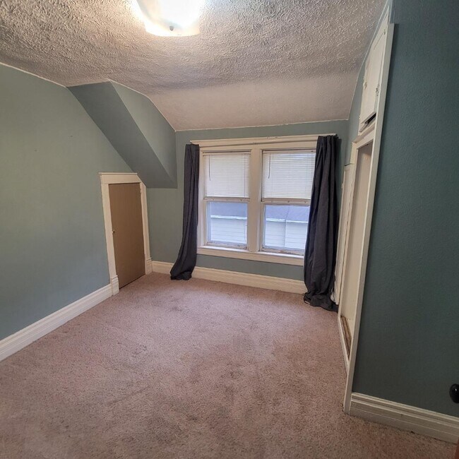 Building Photo - 825 Madison St