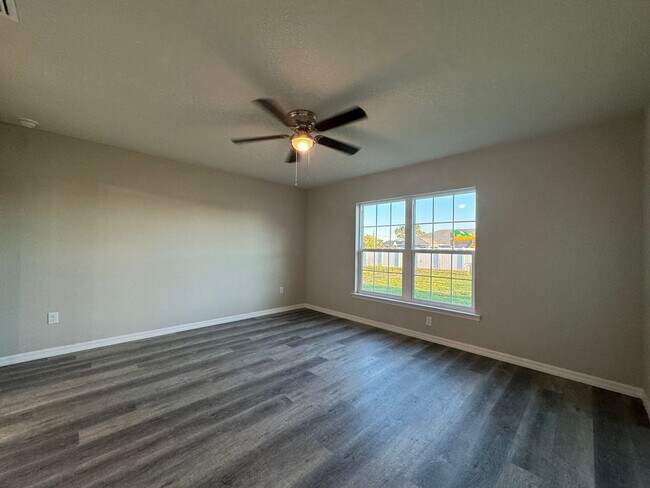 Building Photo - Desirable Silver Springs Shores - 3/2/2 **Won't Last**