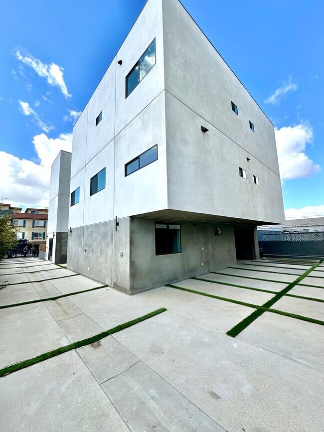 Building Photo - 3-Bedroom, 3-Bath Townhome in Prime North Hollywood Location