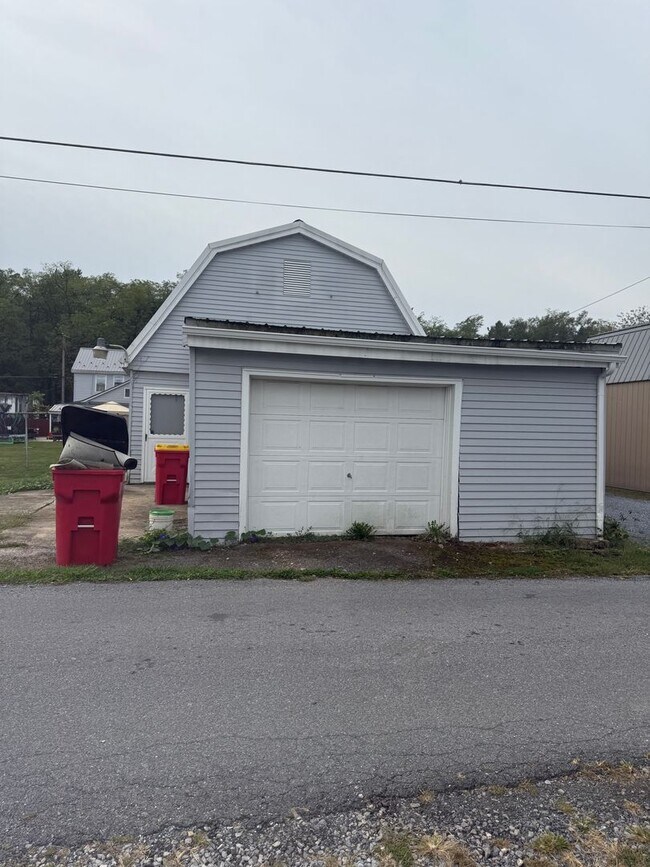 Building Photo - 2 bedroom possibly 3 with oversized Garage...