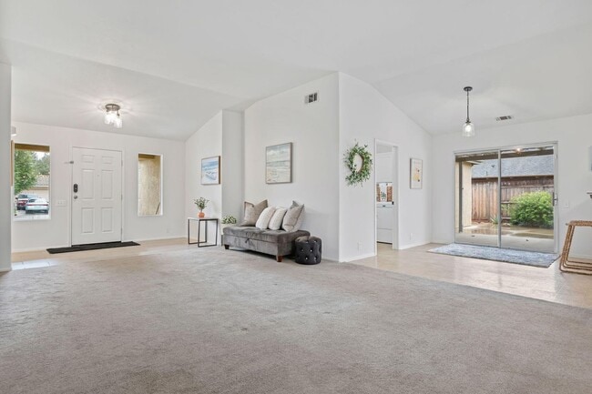 Building Photo - 475 Heritage Ln