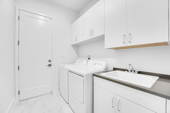 Building Photo - 13069 Feathering Wy