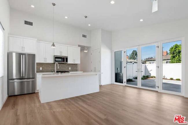 Building Photo - 15912 Vose St