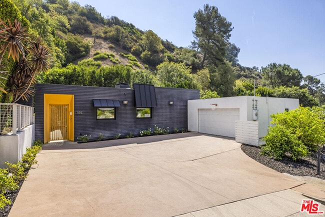Building Photo - 2100 Roscomare Rd